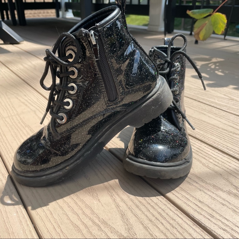 Girls Sz 2 Steve Madden Combat Boot w Rainbow GLITTER!! 🌈